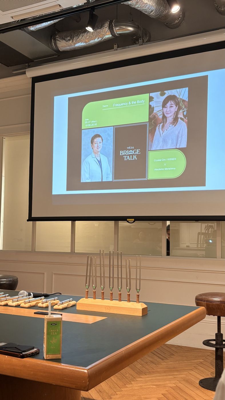 BRIDGE TALK vol.24 会場、ステージ前に並んだ音叉